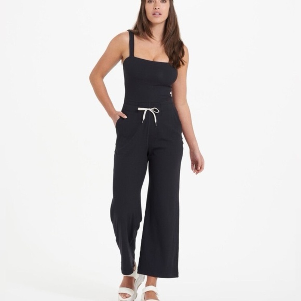 Vuori Women's Black Jumpsuit (built-in bra) size XL